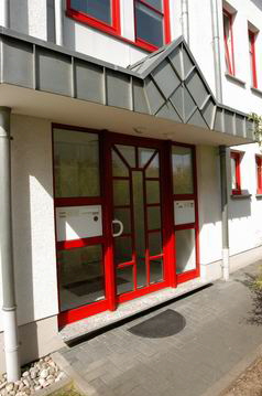 35510 Butzbach Vermietung privat Maisonette Wohnung / Reihenhaus ohne Provision 124 m davon ca. 95 m Wohnflche und 29 m Nutzflche, Flur und Teppenhaus zur Wohnung, sowie rechts Eingang zum Keller und Garage, klicken zur Vergrerung